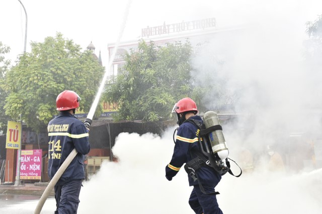 Thực tập phương án chữa cháy và cứu hộ cứu nạn ở khu dân cư TDP8, phường Bắc Hồng